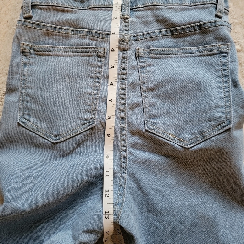 PrettyLittleThing Light Wash Open Distress Thigh 5Pocket Skinny Jean NWT 4 - Picture 14 of 16